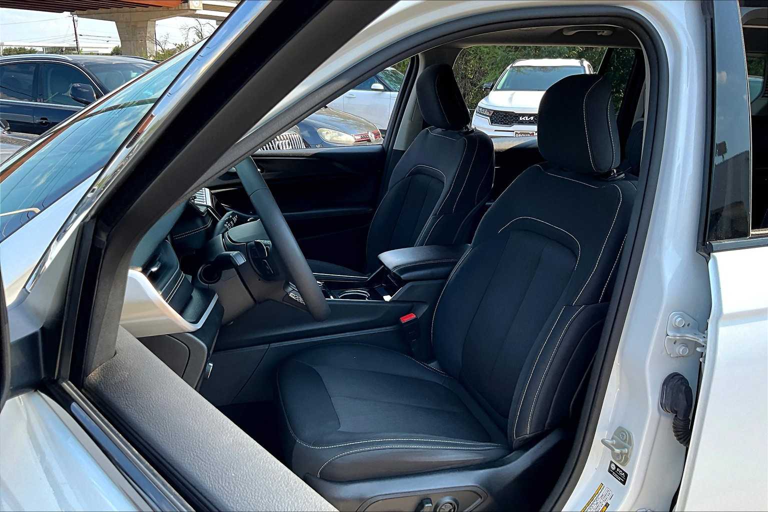 2023 Jeep Grand Cherokee Laredo Altitude photo 7