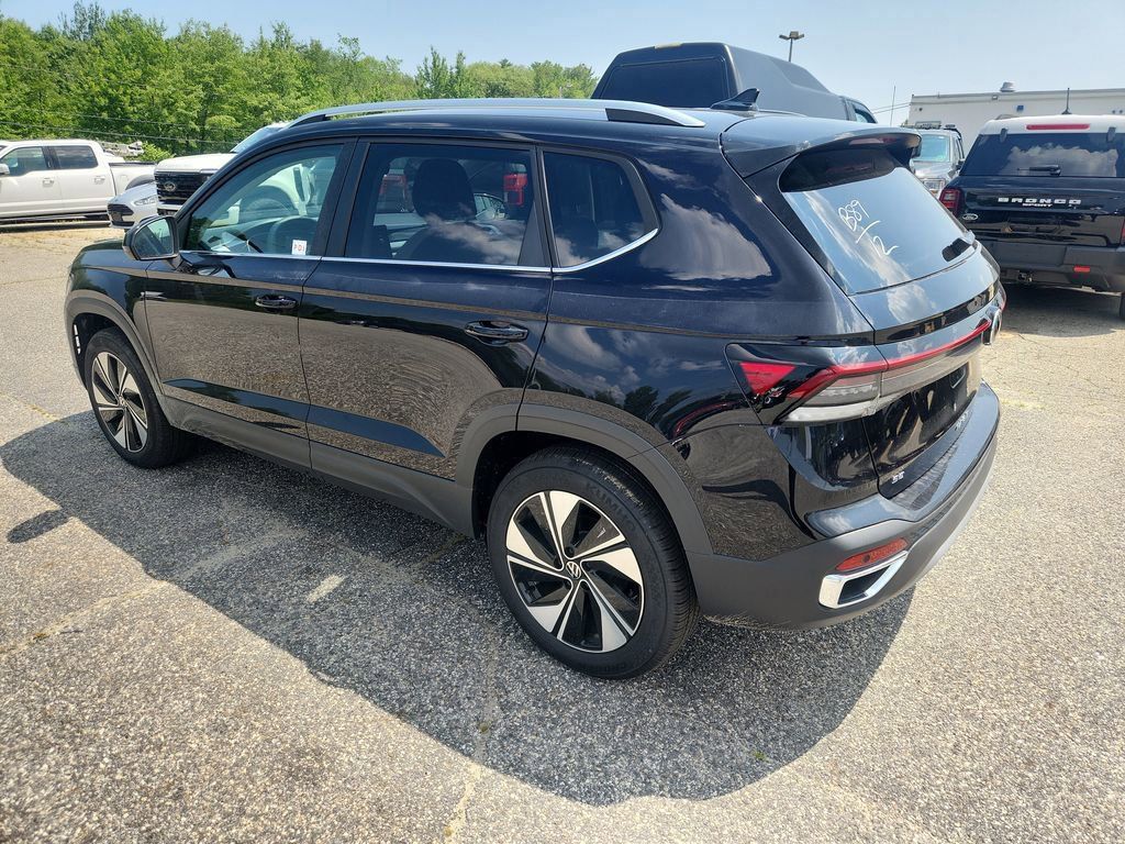 2025 Volkswagen Taos SE photo 3