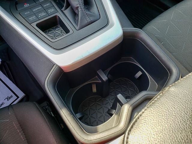 2022 Toyota RAV4 XLE photo 6