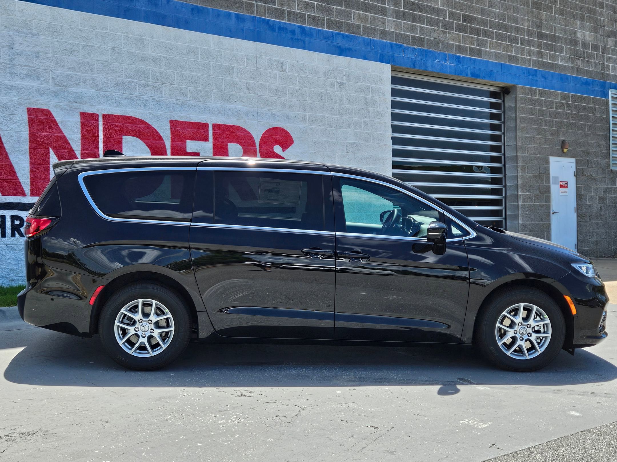2025 Chrysler Pacifica photo 8