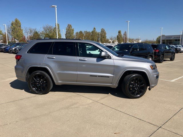 2021 Jeep Grand Cherokee Laredo X photo 3