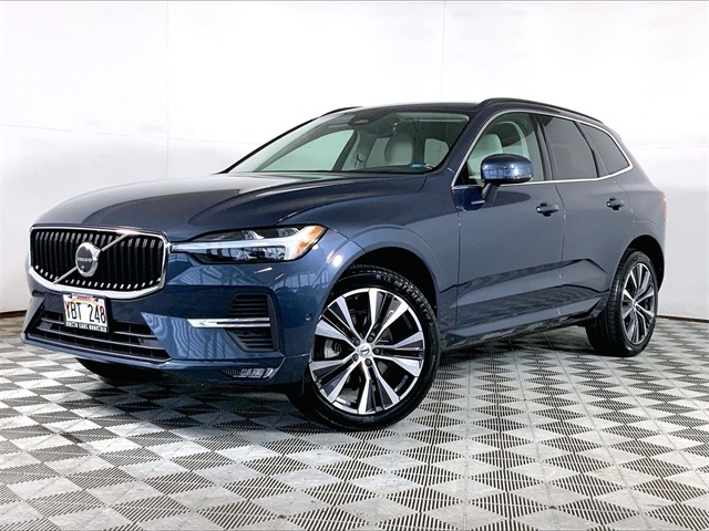 2022 Volvo XC60 Momentum's photo