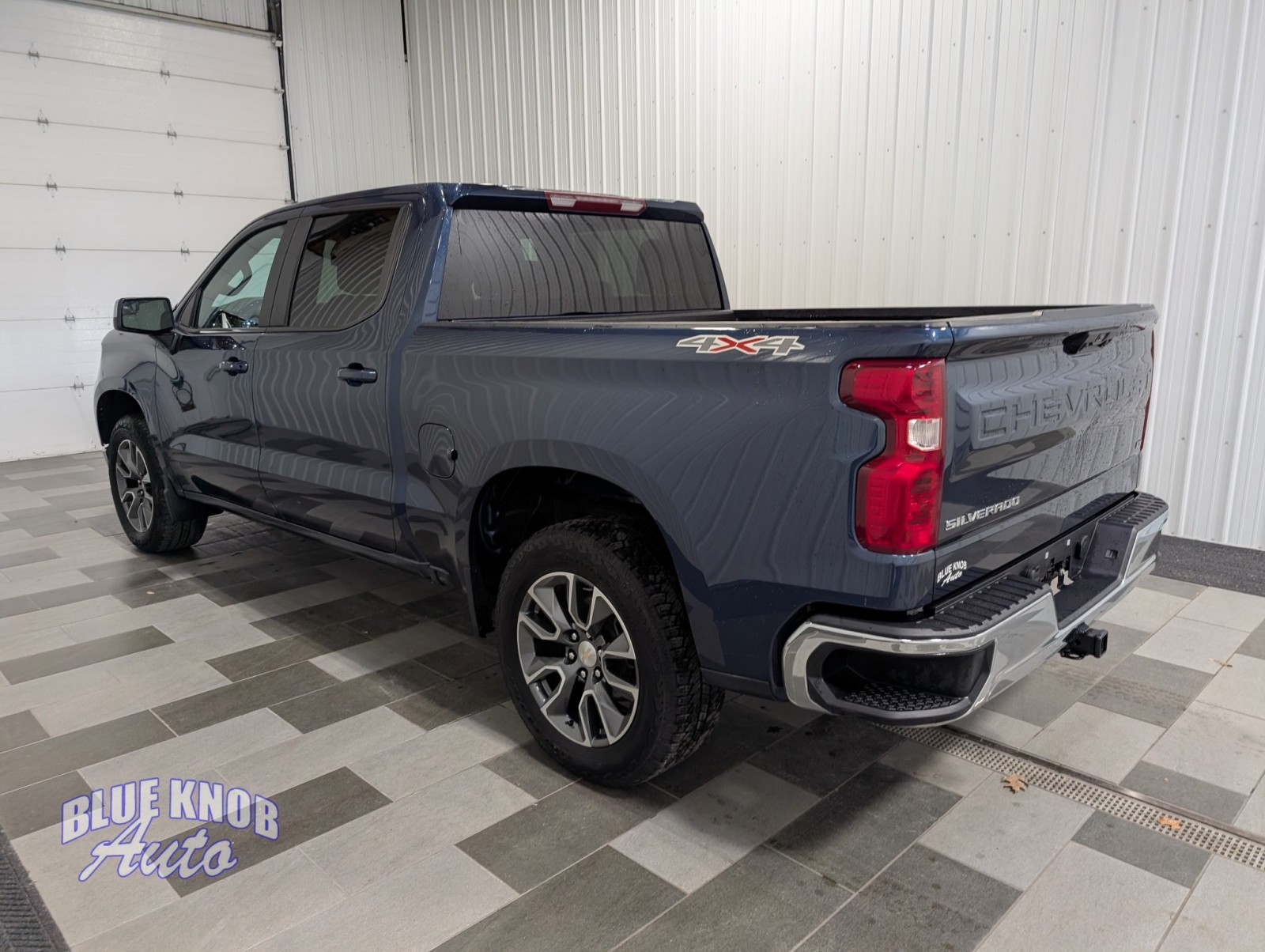 2022 Chevrolet Silverado 1500 LT photo 2