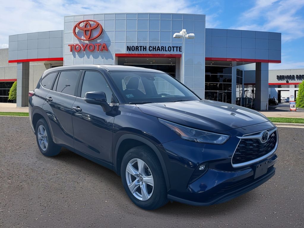 2023 Toyota Highlander LE's photo