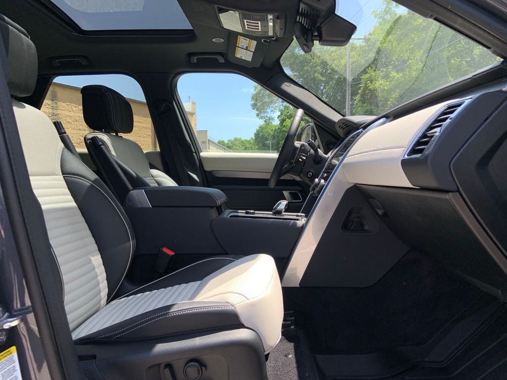 2024 Land Rover Discovery SE photo 18