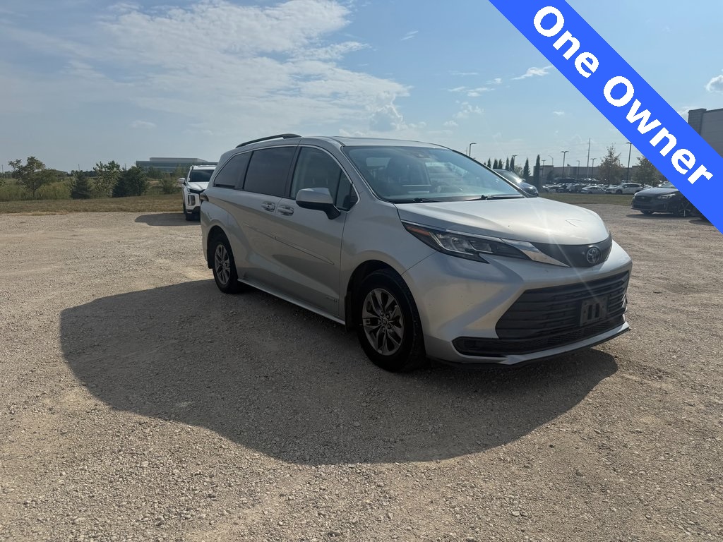 2021 Toyota Sienna LE photo 3