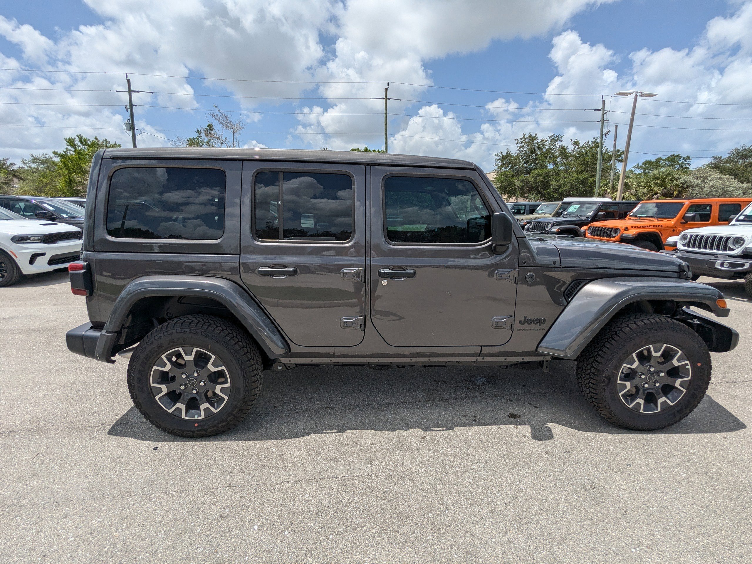 2025 Jeep Wrangler Sahara photo 4