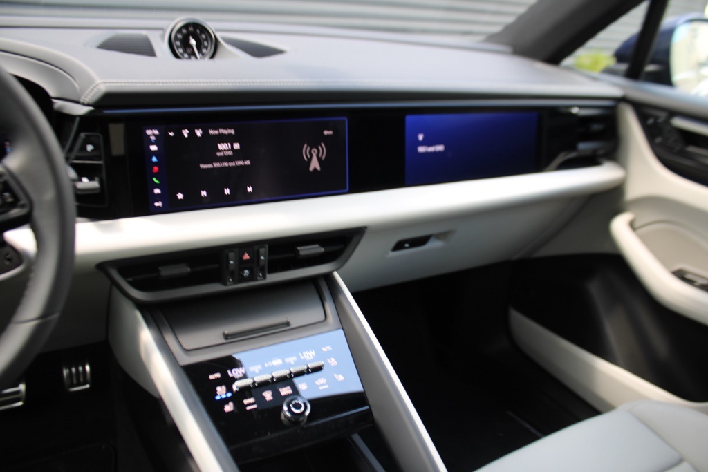 2025 Porsche Macan Electric photo 24