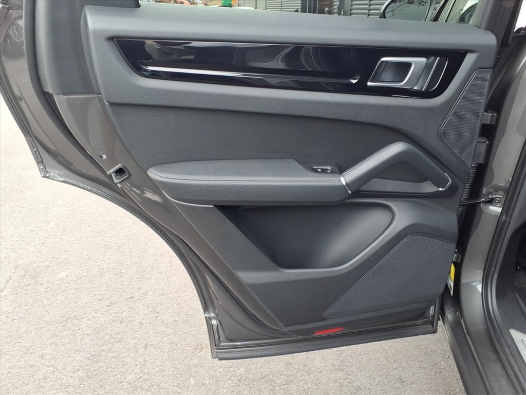 2023 Porsche Cayenne Platinum Edition photo 22