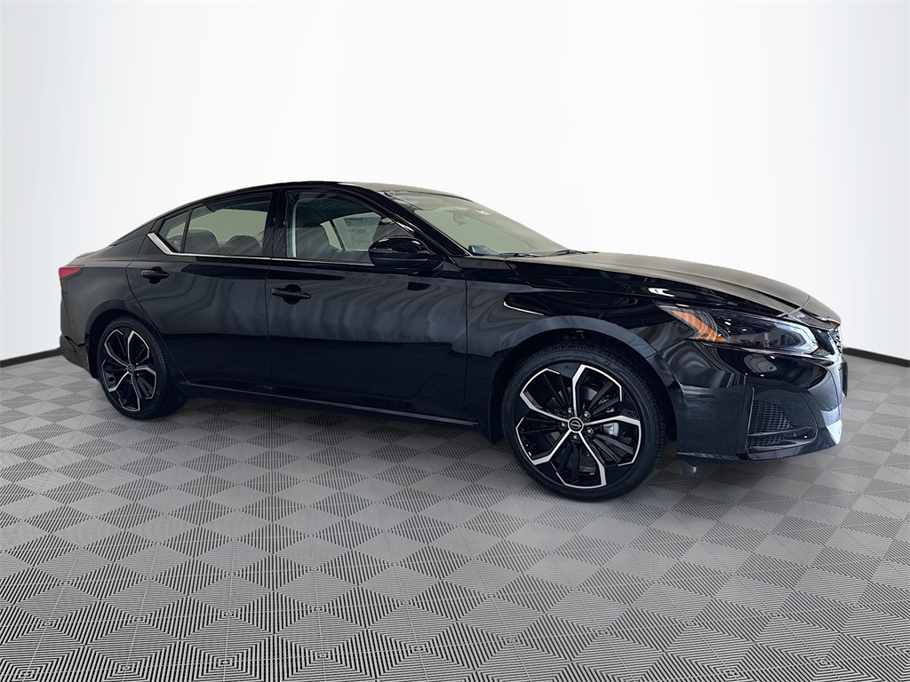 2025 Nissan Altima 2.5 SR photo 4