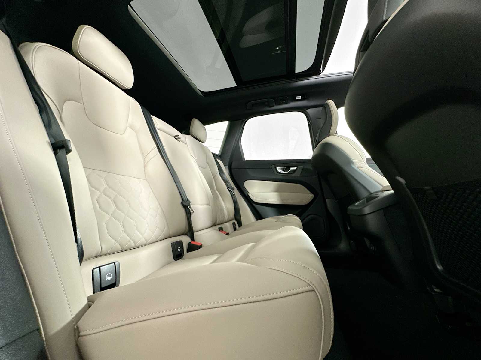 2026 Volvo XC60 B5 Plus photo 25