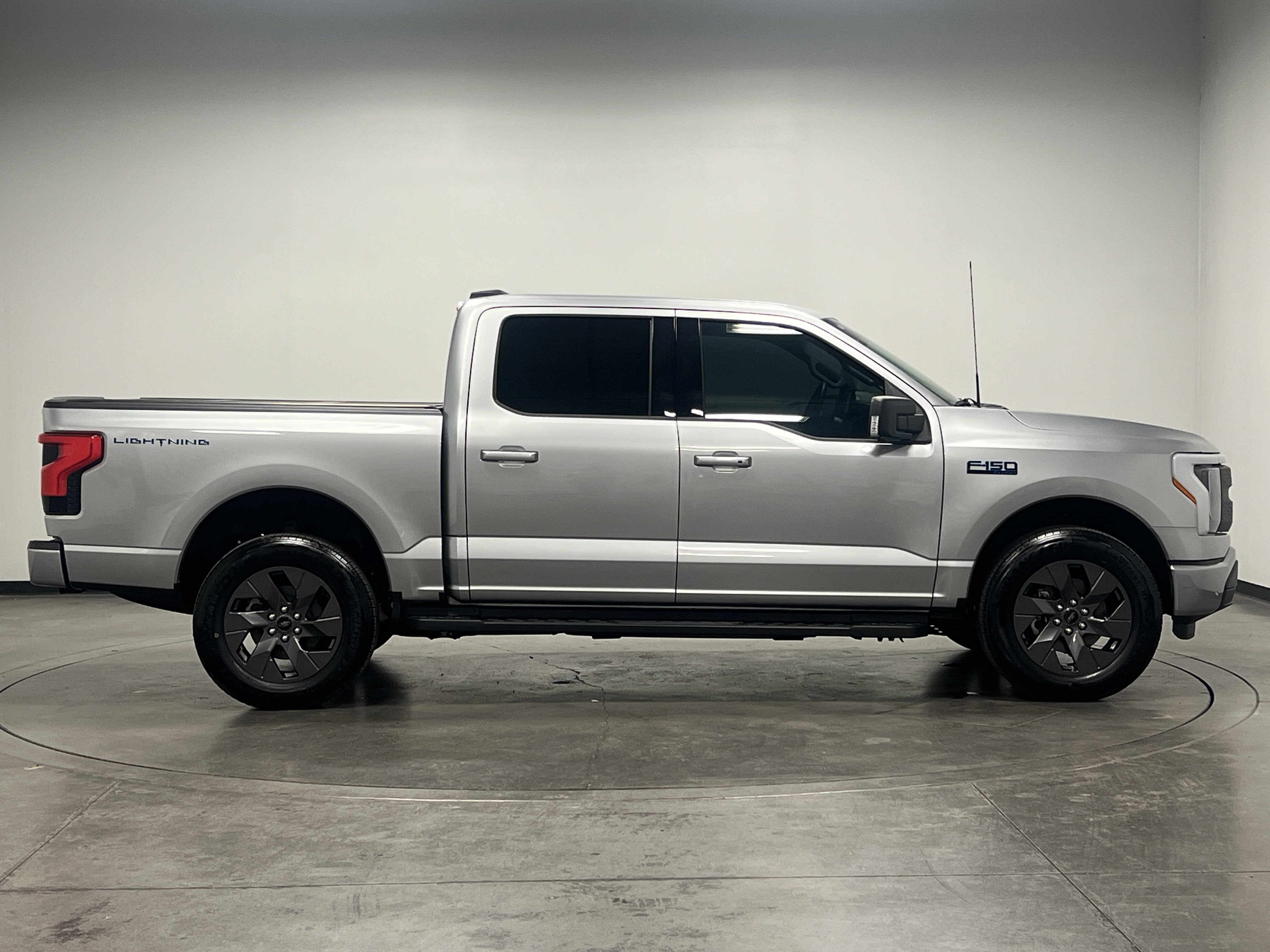 2024 Ford F-150 Lightning photo 8