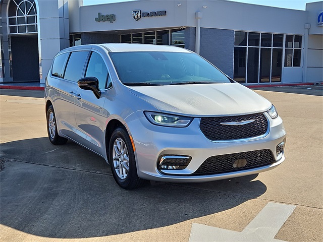 2026 Chrysler Pacifica Select's photo