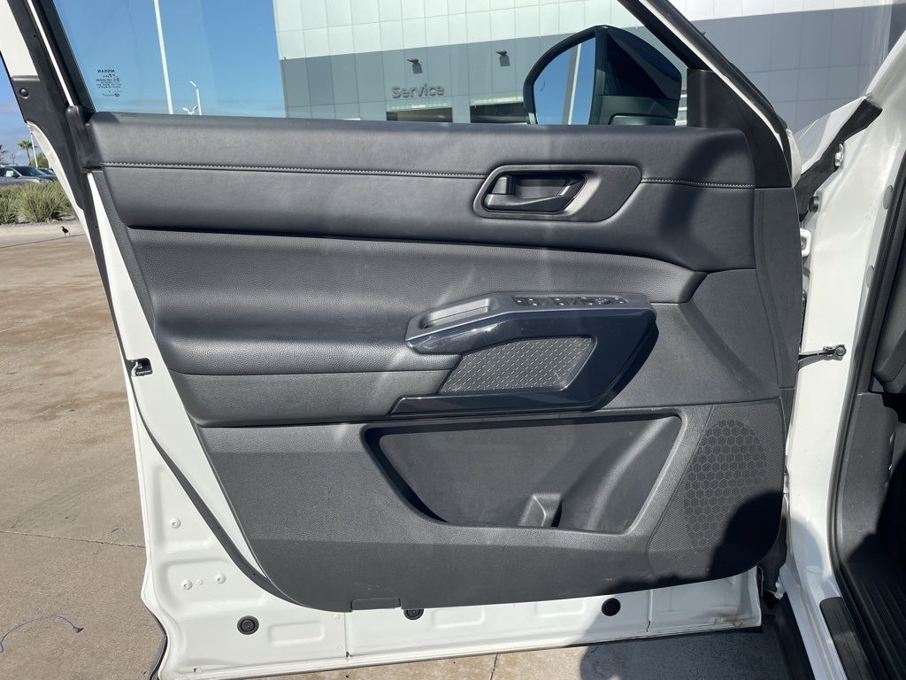 2024 Nissan Pathfinder S photo 11