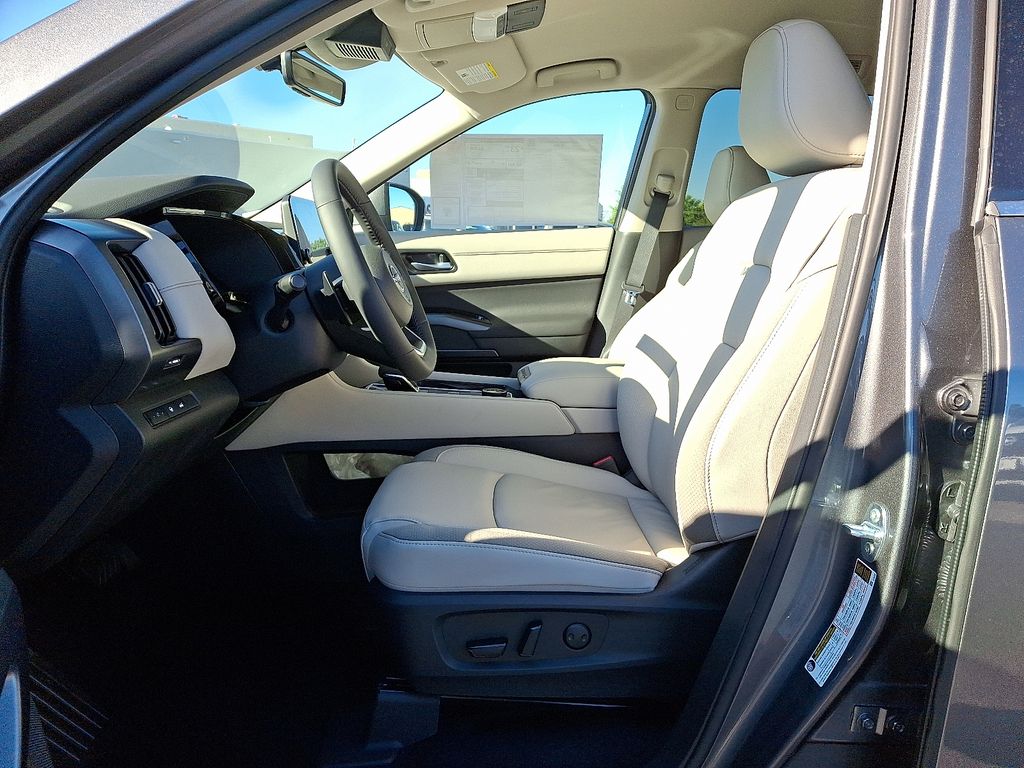 2025 Nissan Pathfinder SL photo 4