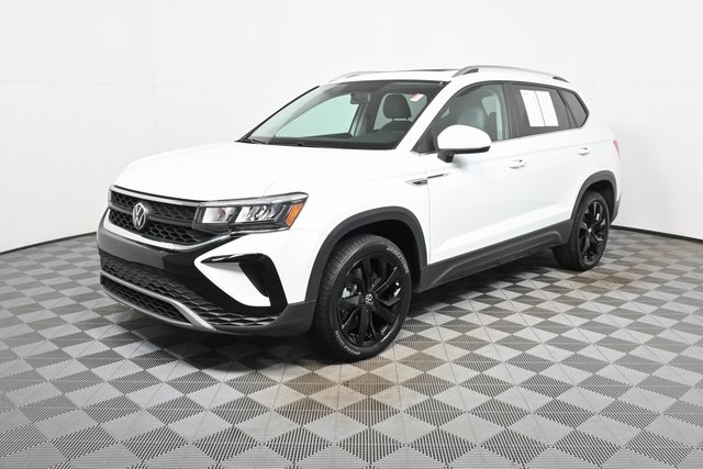 2022 Volkswagen Taos SE photo 2