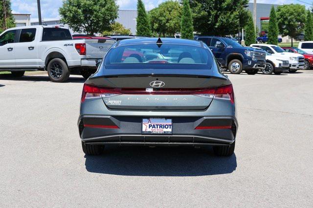 New 2025 Gray Hyundai SEL Sport image 4