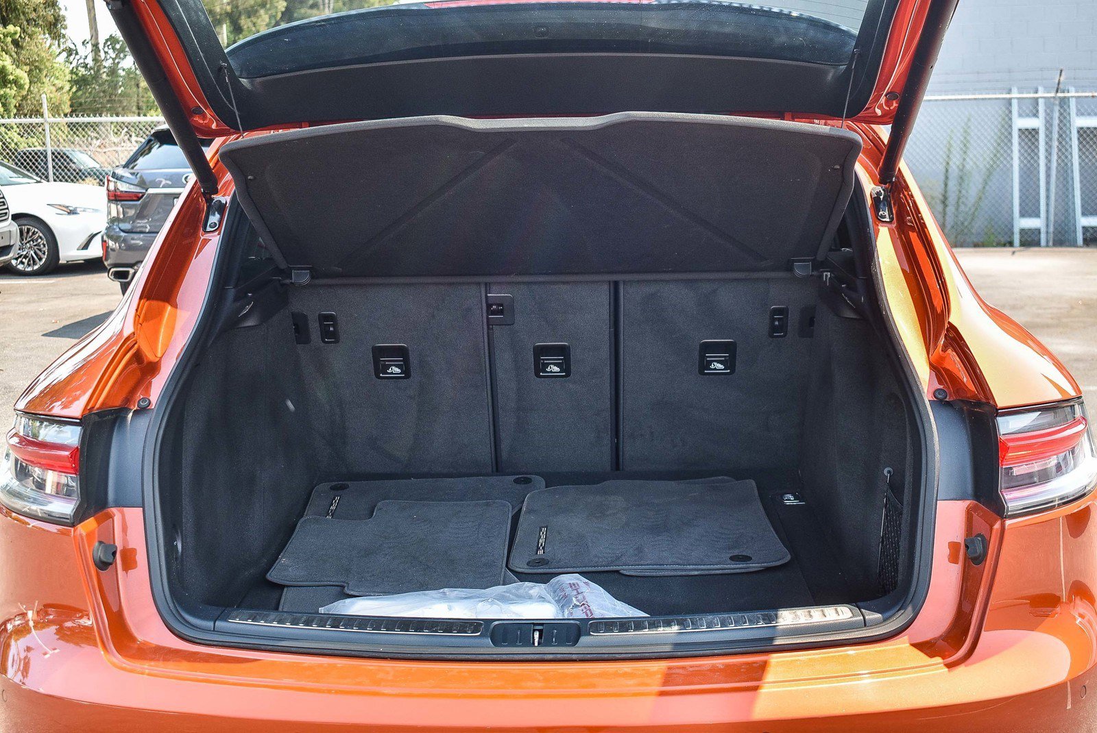 2022 Porsche Macan Base photo 24