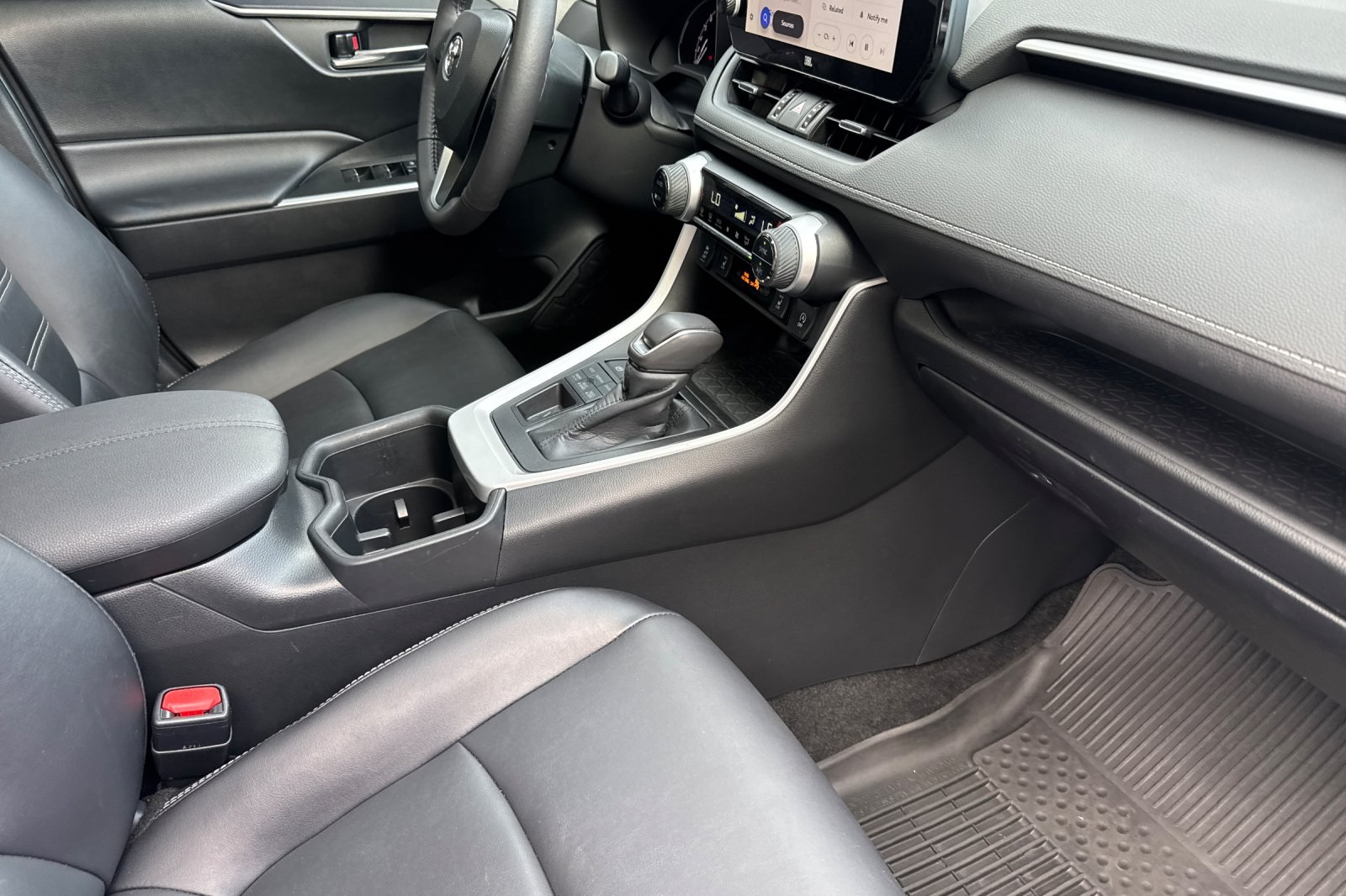 2023 Toyota RAV4 XLE Premium photo 14