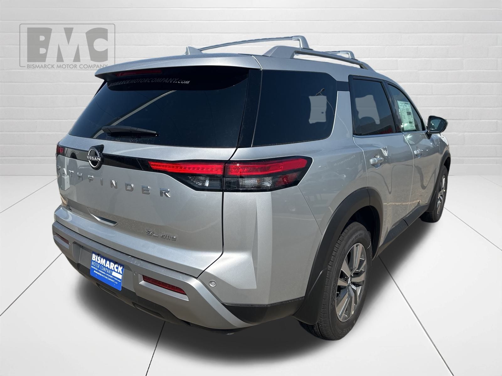 2025 Nissan Pathfinder SL photo 2