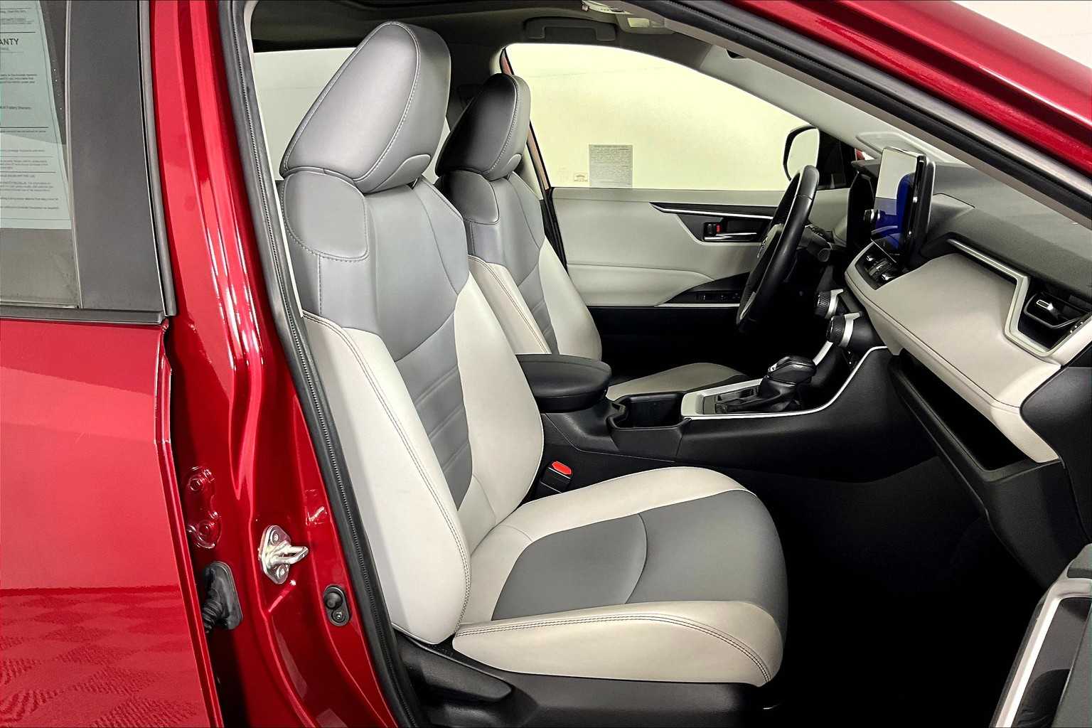 2023 Toyota RAV4 XLE Premium photo 8