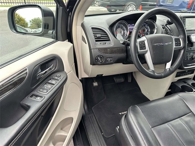 2014 Chrysler Town & Country photo 10