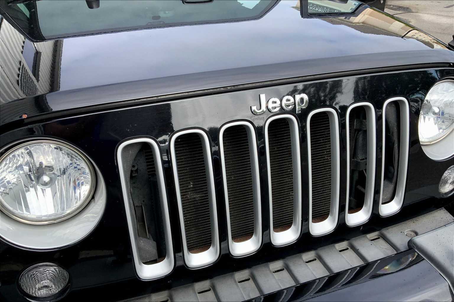 2016 Jeep Wrangler Unlimited Sahara photo 26