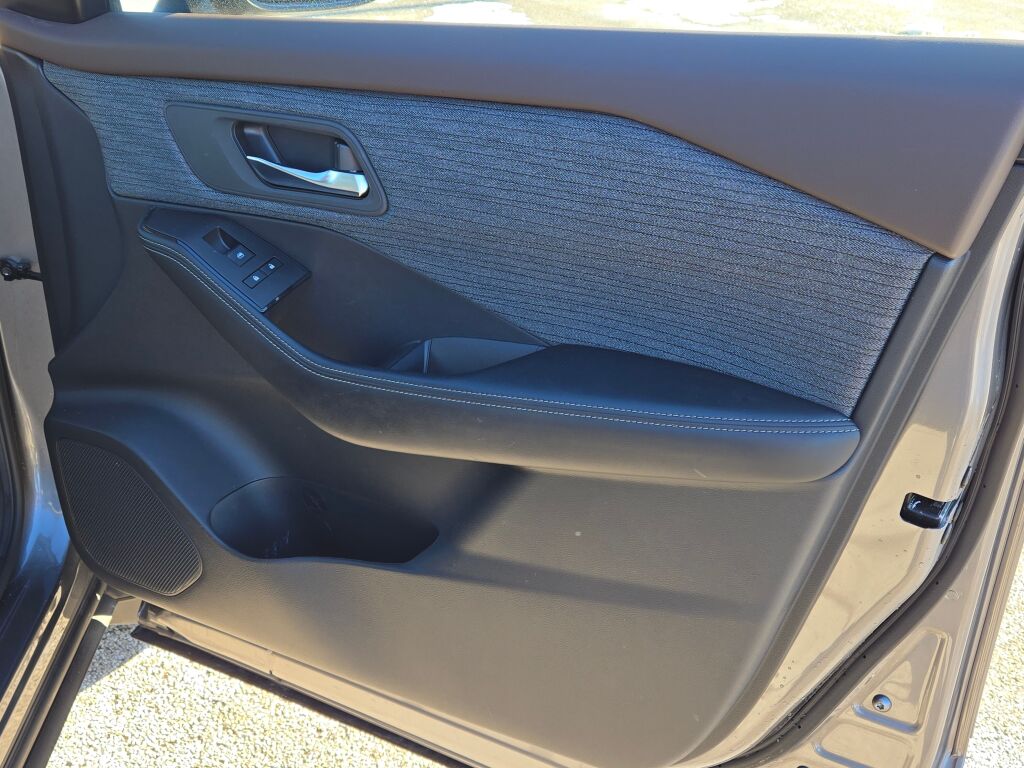 2023 Nissan Rogue SV photo 3