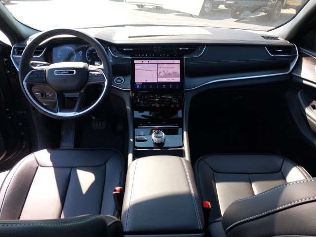 2025 Jeep Grand Cherokee Limited photo 7