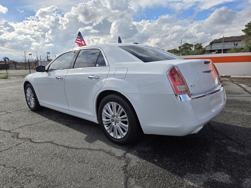 2012 Chrysler 300 Limited photo 3