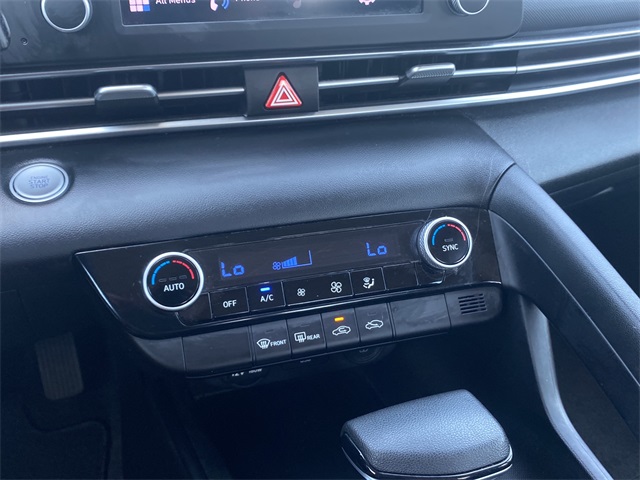 2022 Hyundai Elantra SEL photo 26