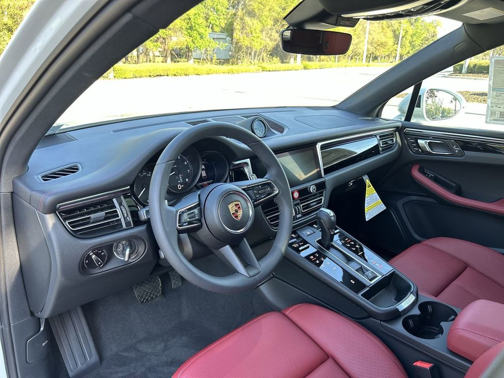 2025 Porsche Macan Base photo 12