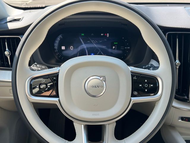 2026 Volvo XC60 Hybrid T8 photo 10