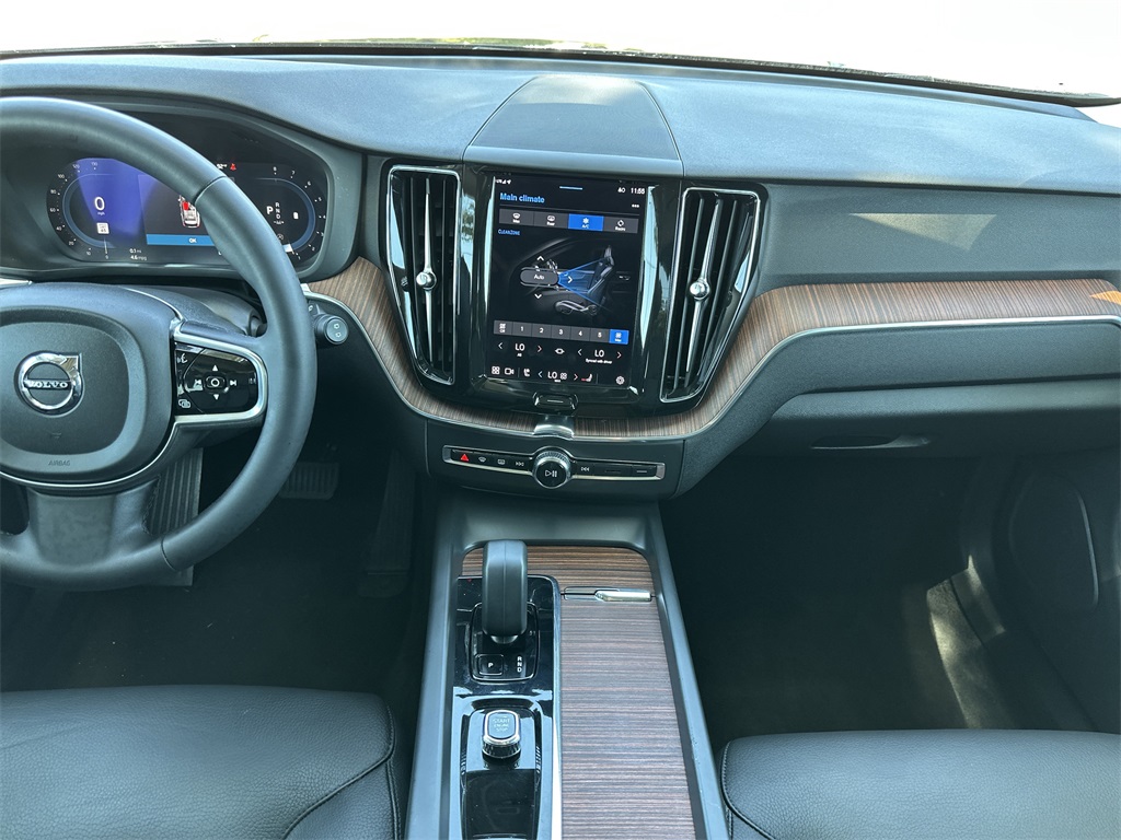 2023 Volvo XC60 B5 Plus photo 15