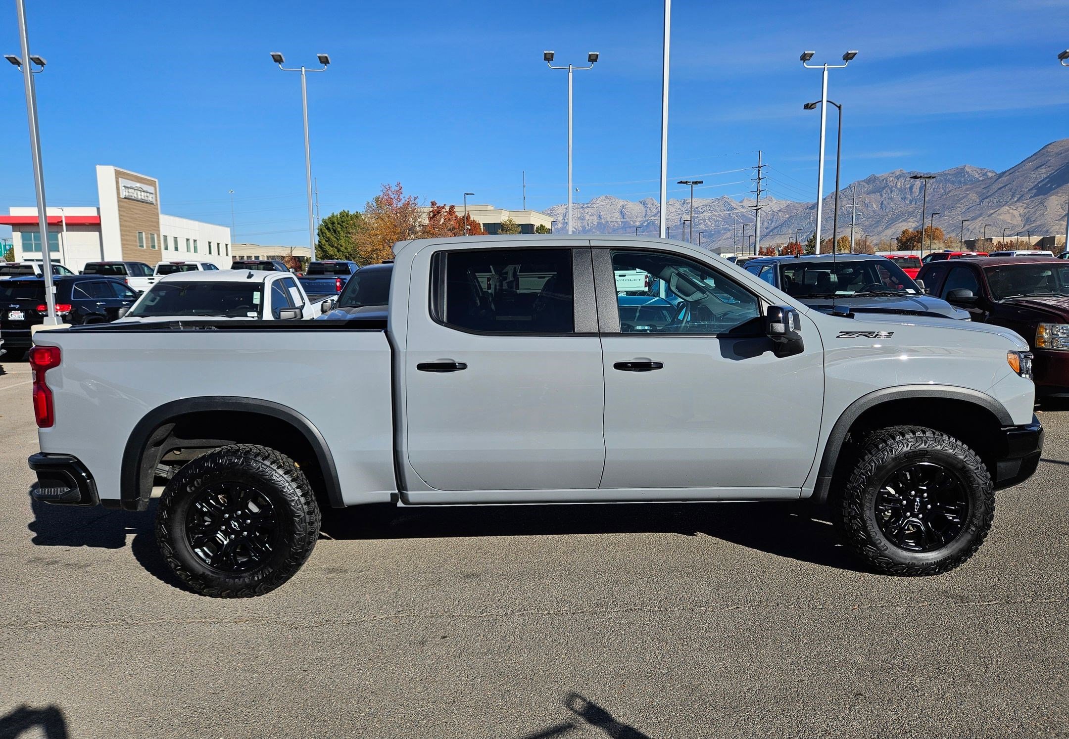 2025 Chevrolet Silverado 1500 ZR2 photo 2