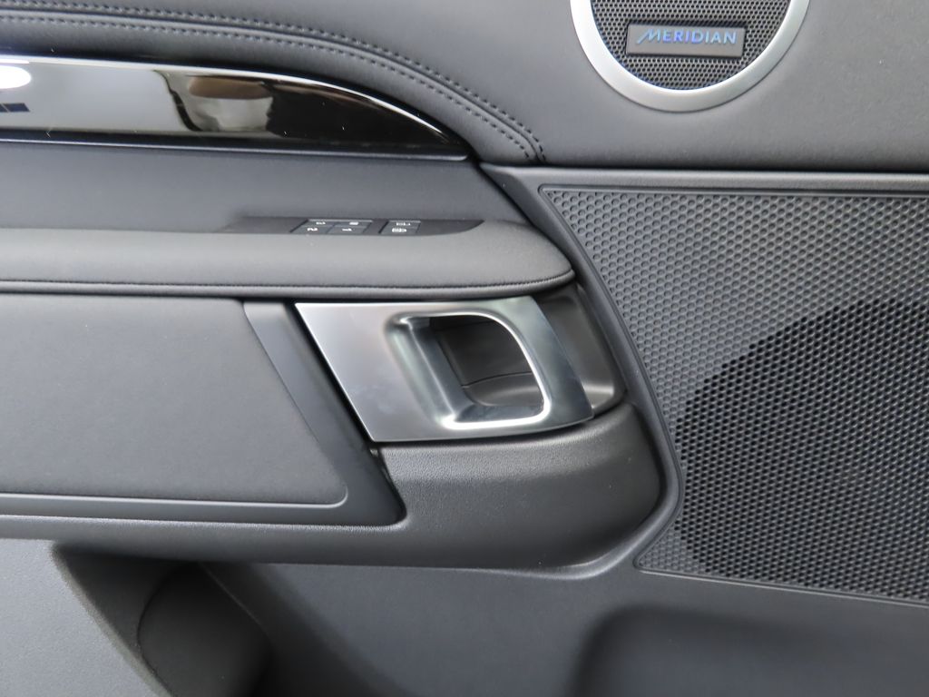 2025 Land Rover Discovery S photo 23