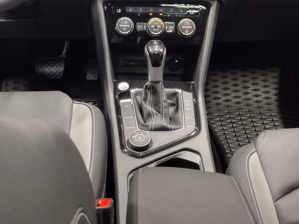 2024 Volkswagen Taos SEL photo 32