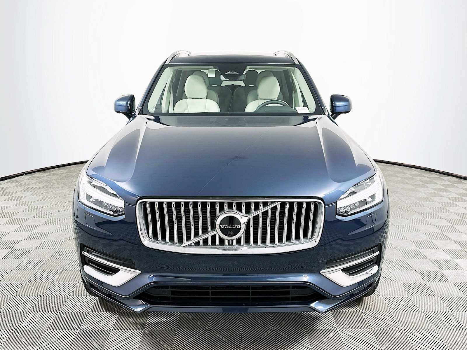 2025 Volvo XC90 AWD Plus photo 2