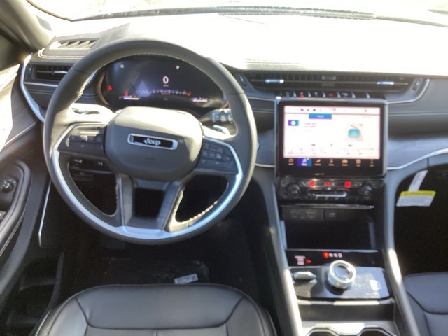 2025 Jeep Grand Cherokee Limited photo 8