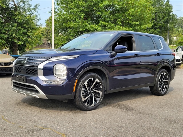 2023 Mitsubishi Outlander SE photo 3