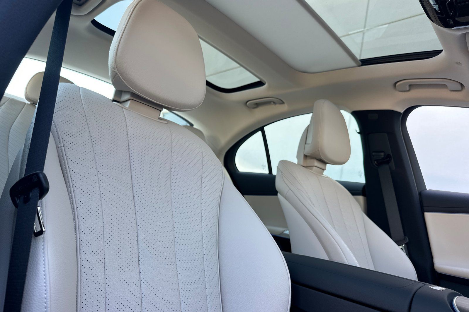 2025 Mercedes Benz E 350 Sedan photo 4