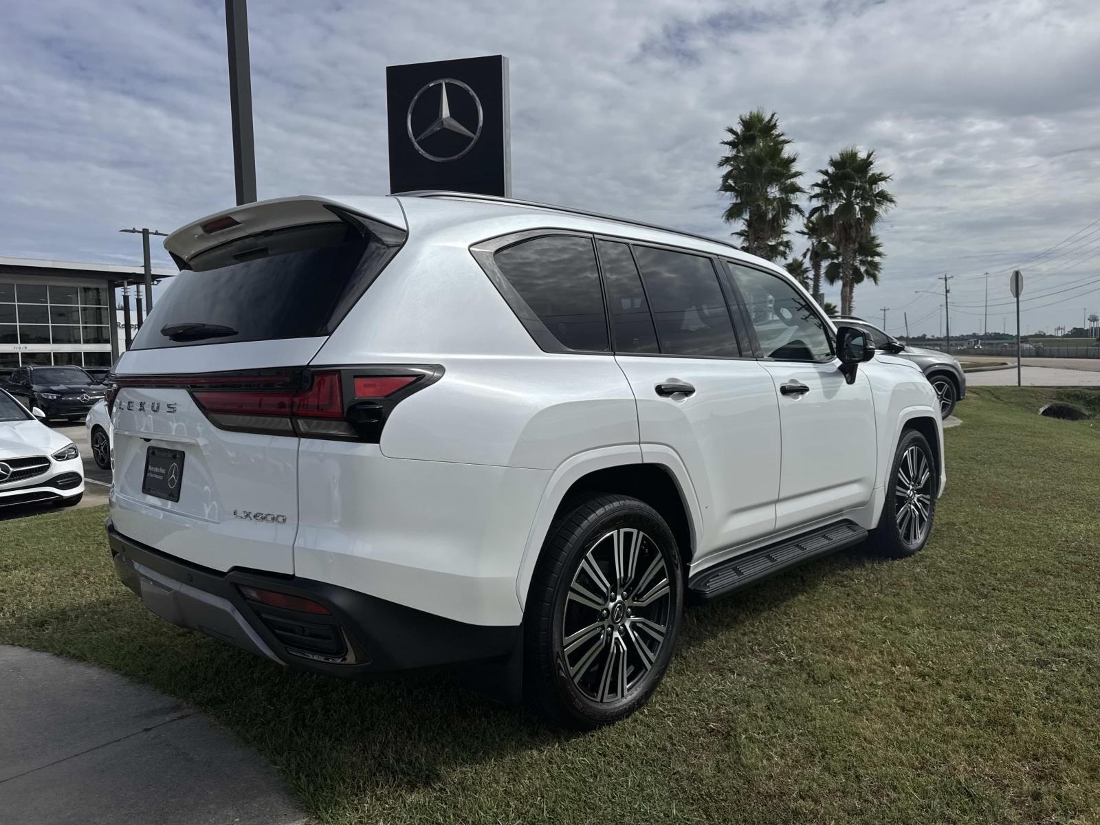 2023 Lexus LX 600 Luxury photo 5