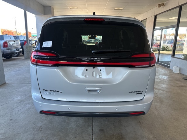 2026 Chrysler Pacifica Limited photo 4