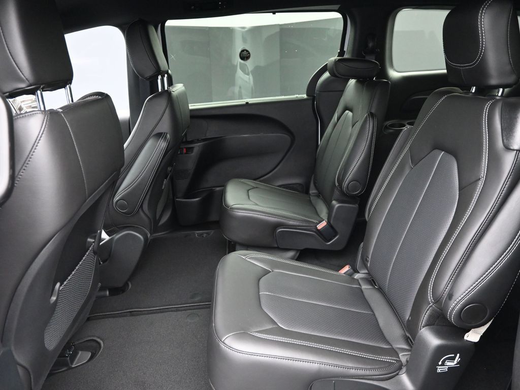 2026 Chrysler Voyager LX photo 9