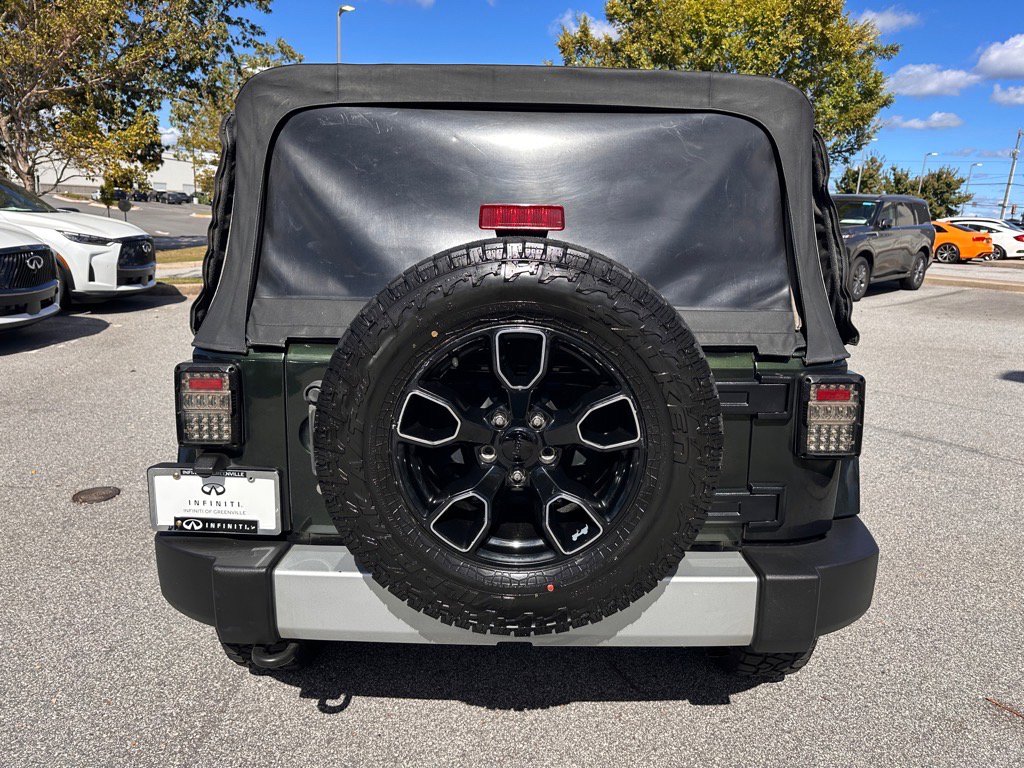 2011 Jeep Wrangler Unlimited Sahara photo 2