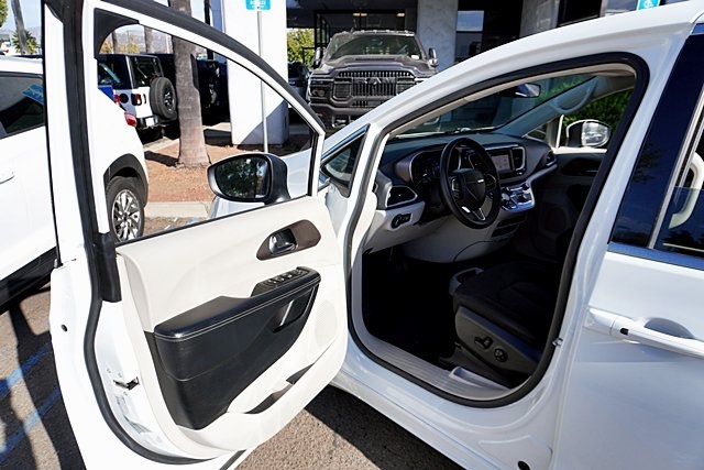 Used 2022 White Chrysler LX image 36