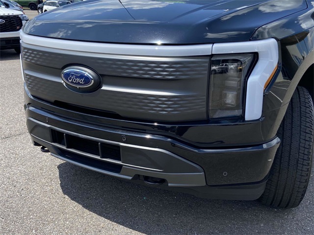 2023 Ford F-150 Lightning XLT photo 27