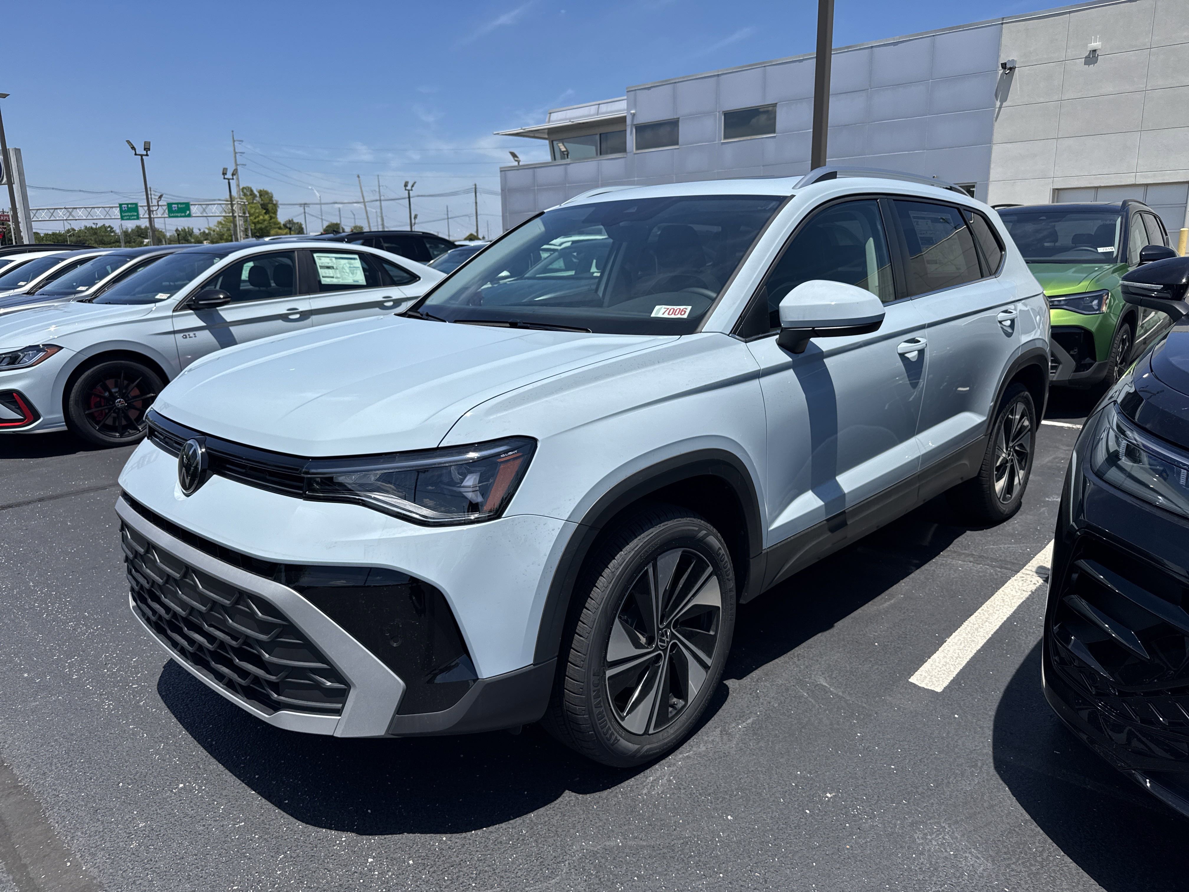 2025 Volkswagen Taos SE photo 2