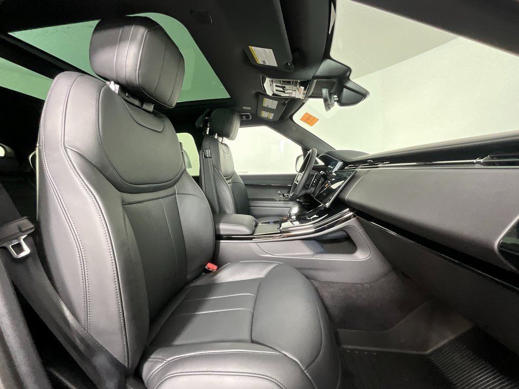 2025 Land Rover Range Rover Sport SE photo 3