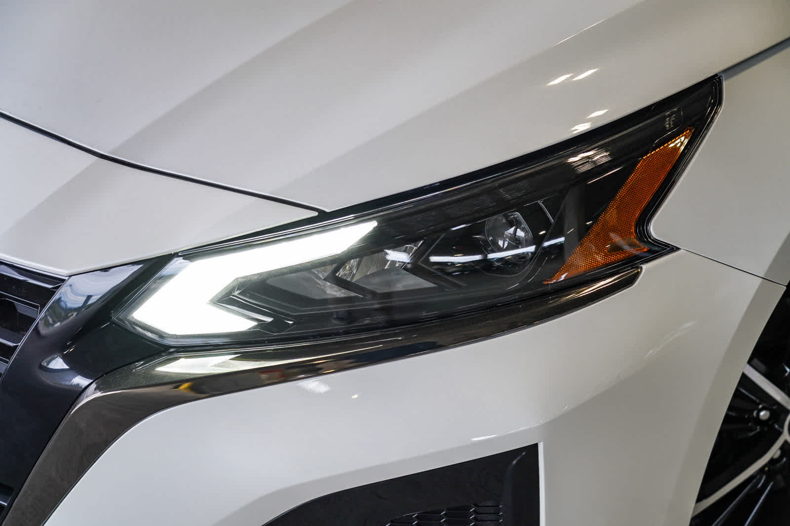 2025 Nissan Altima SR photo 2